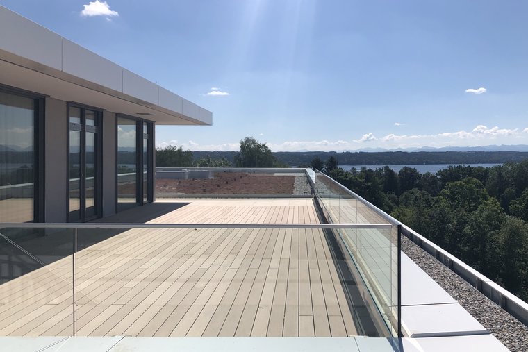 Patientensuite Dachterrasse bei Sonnenschein und blauem Himmel - Benedictus Krankenhaus Feldafing