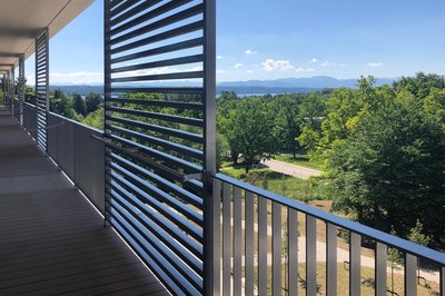 Blick von einem Balkon des Benedictus Krankenhaus Feldafing