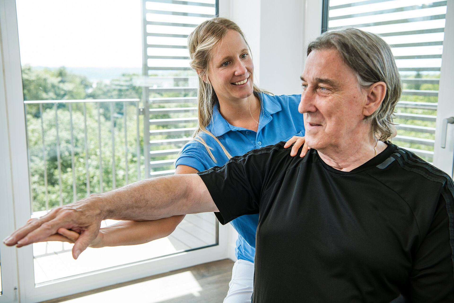 Physiotherapeutin mit Patient