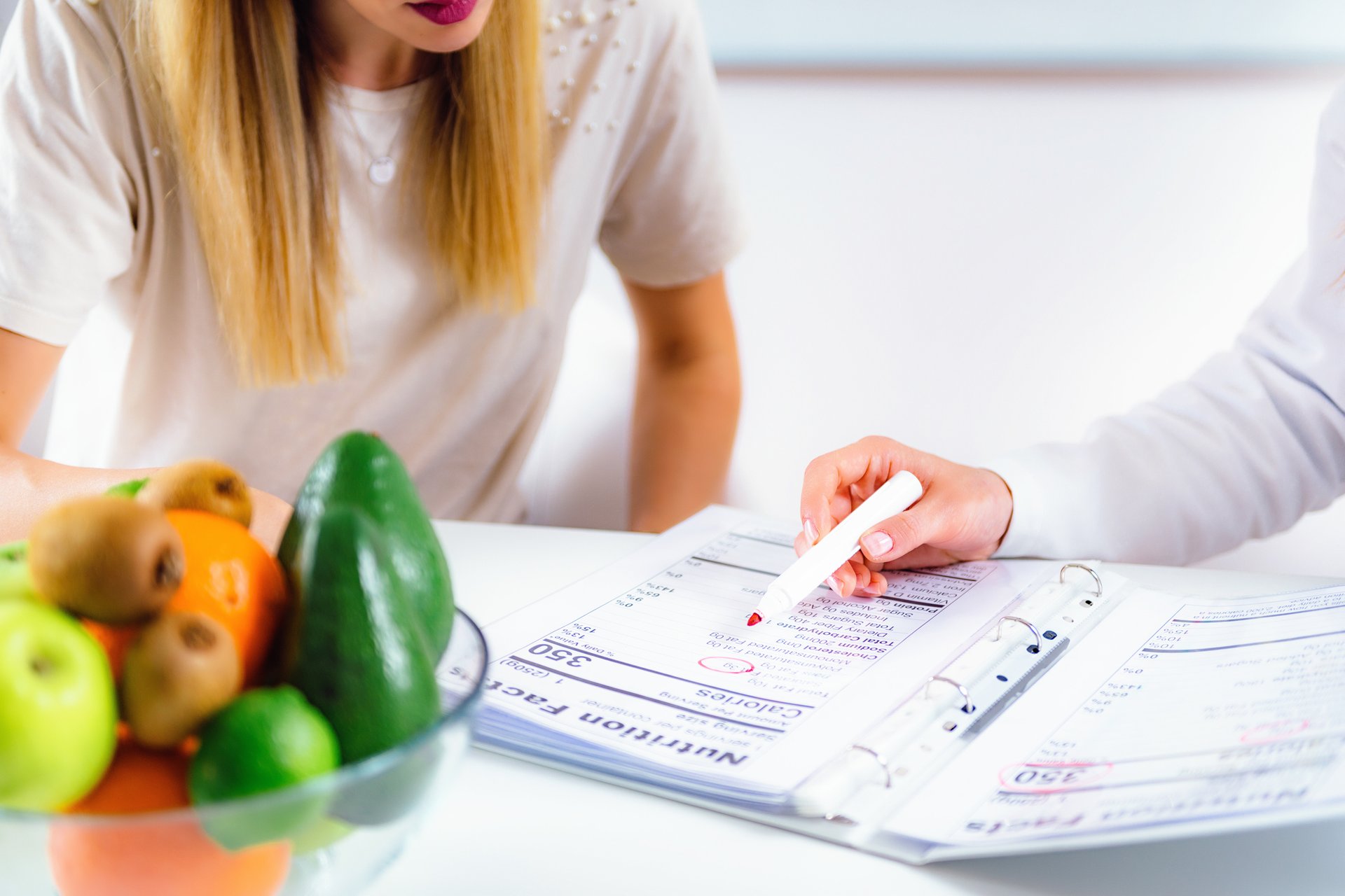 Ernährungsberatung Headerbild - Patientin wird bei einem Gespräch beraten