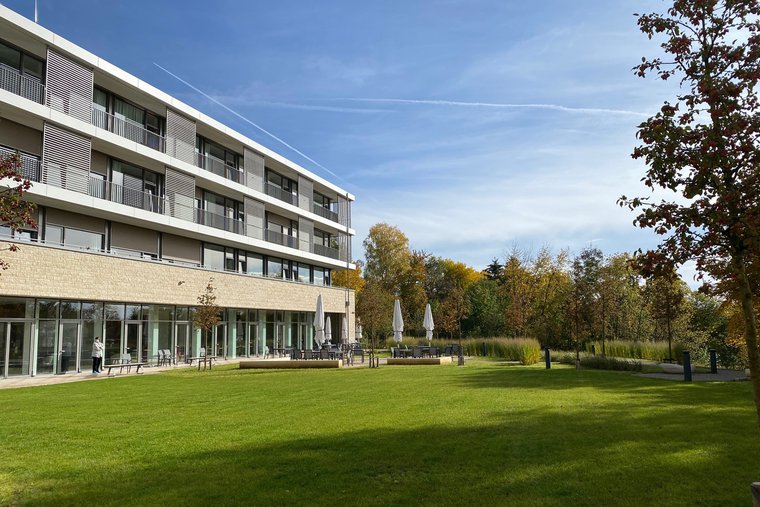 Bild vom Außengelände des Benedictus Krankenhaus Feldafing