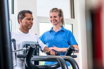 Abgestimmte Trainingsprogramme mit Therapiegeräten