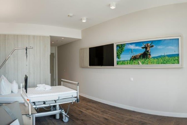 Patienten Einzelzimmer geräumiger Raum mit modernem Design und Wandbild - Benedictus Krankenhaus Feldafing