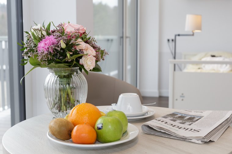Patienten Juniorsuite Tisch mit Blumenvase und Obstschale - Benedictus Krankenhaus Feldafing